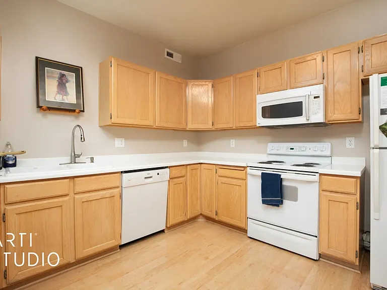 331 N Belmont Pl #233 — Photo 5