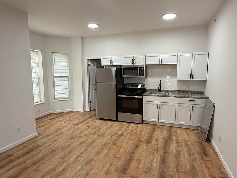 82 Oakwood Ave #102 — Photo 2