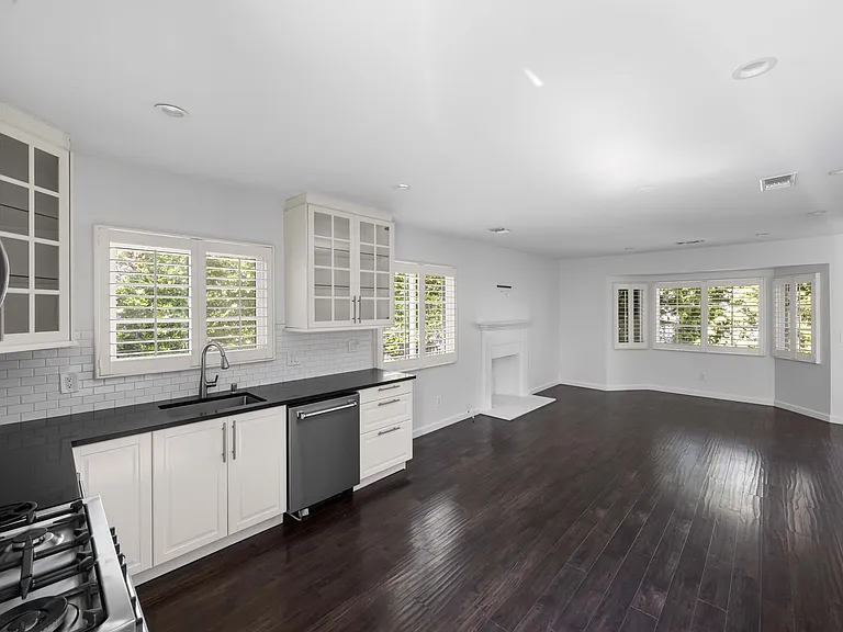 2649 Lake Ave — Photo 8