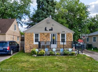 134 Chopin St, Troy, MI 48083
