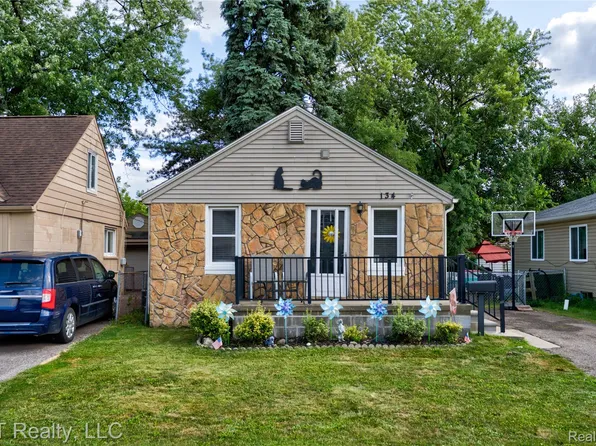 134 Chopin St, Troy, MI 48083