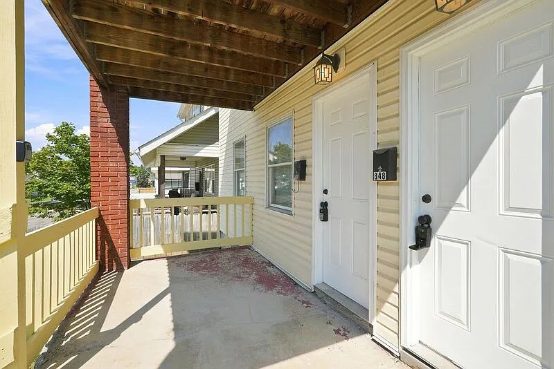2 bed, 1.0 bath, $1,275 — Photo 2