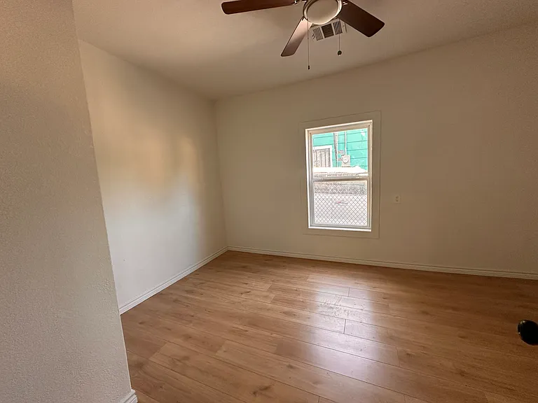 2438 Harding St — Photo 20