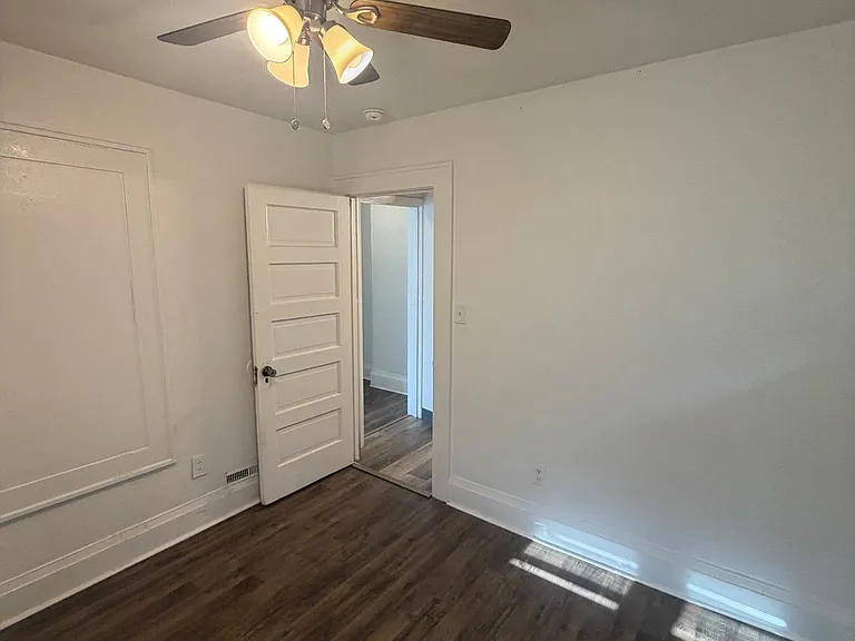 220 Franklin Ave — Photo 12