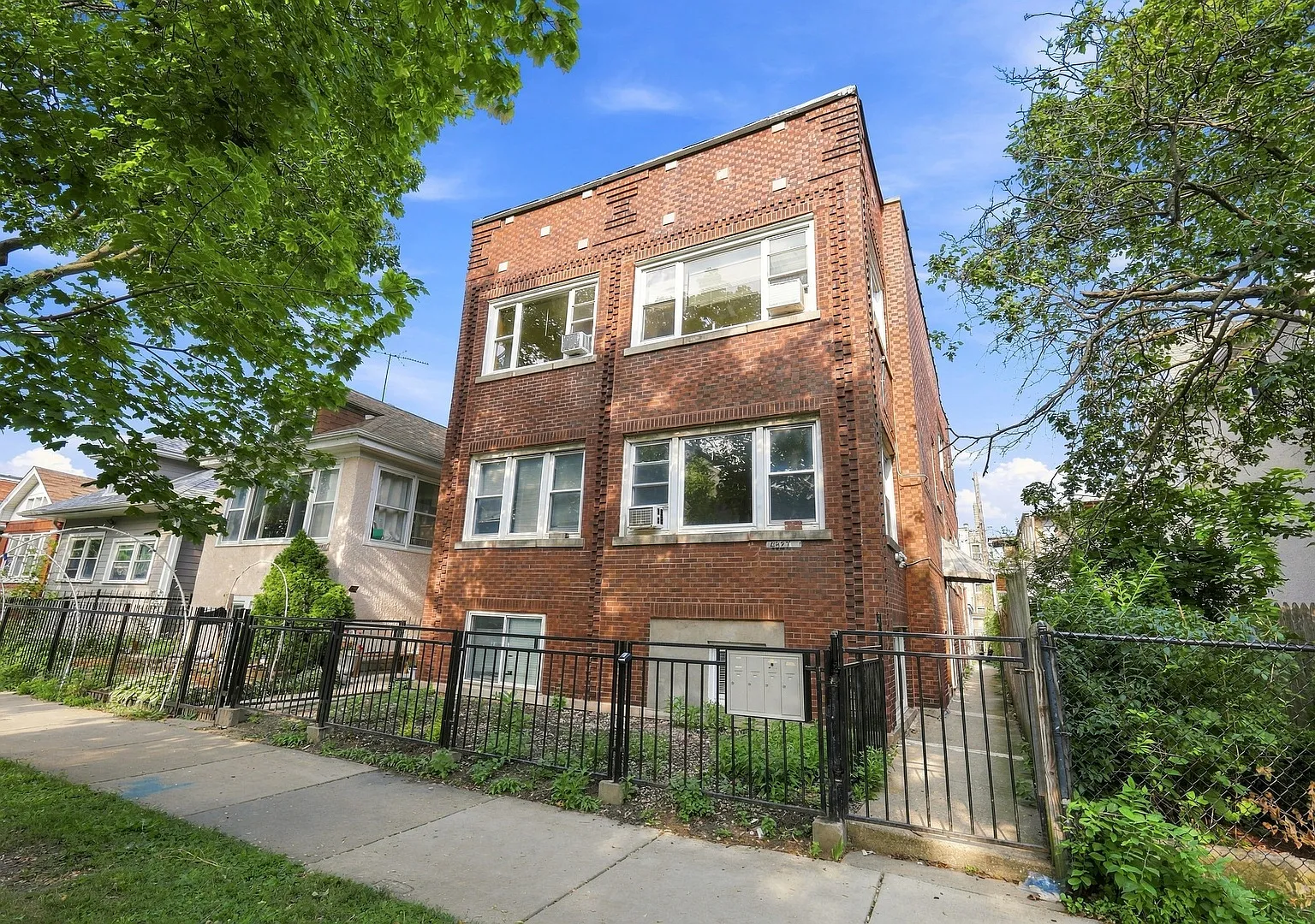 1 bed, 900 sqft, $1,600 — Photo 2