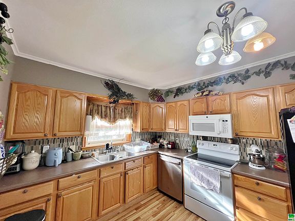 4th image of 3633 Nebraska St