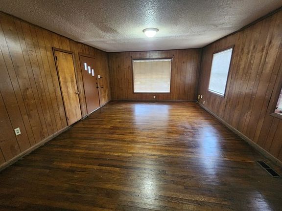 3rd image of 813 W 37th St