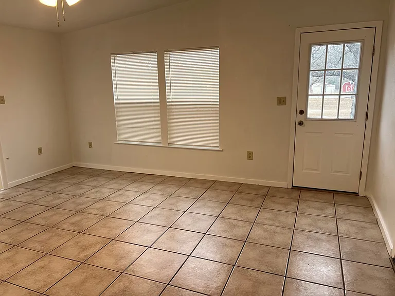 610 Guadalupe St S — Photo 5