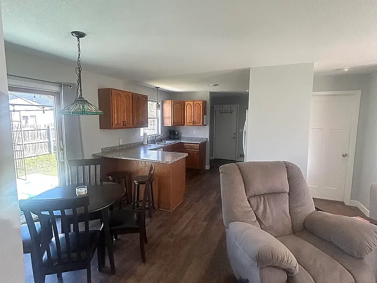 1012 Owosso Dr — Photo 2