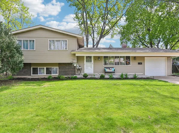 1 Surrey Ln, Crystal Lake, IL 60014