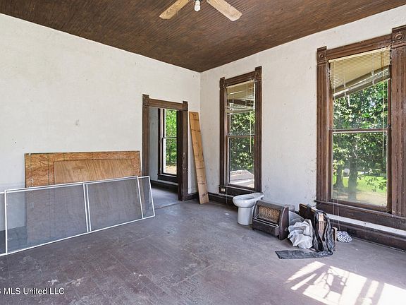 24th image of 530 Buschman St