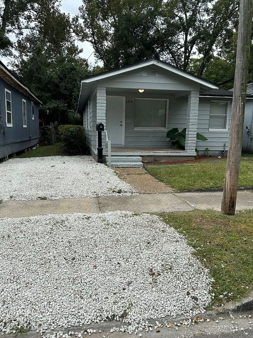 **Move in ready - 3/2 Renovated single family home — Photo 1