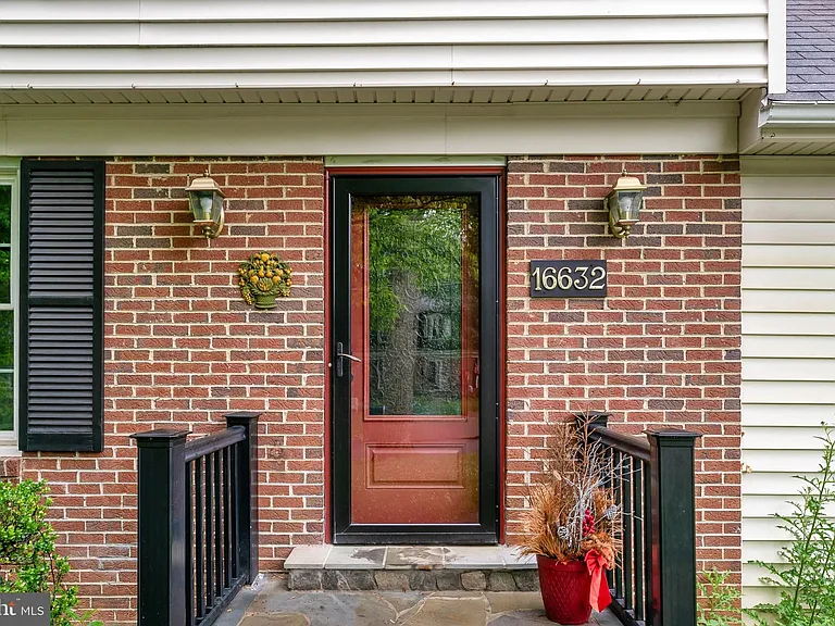 16632 S Westland Dr — Photo 3
