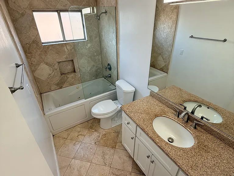 1226 N Fuller Ave #22 — Photo 4