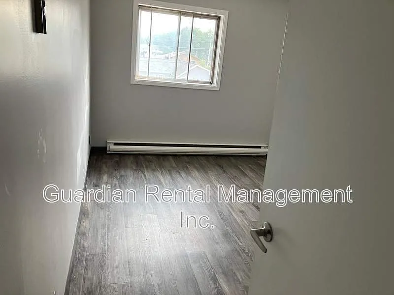 3 bed, 1.0 bath, $1,000 — Photo 4