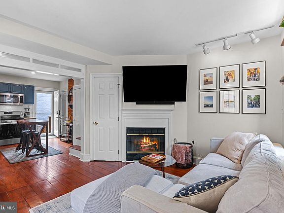 4th image of 1811 Gough St