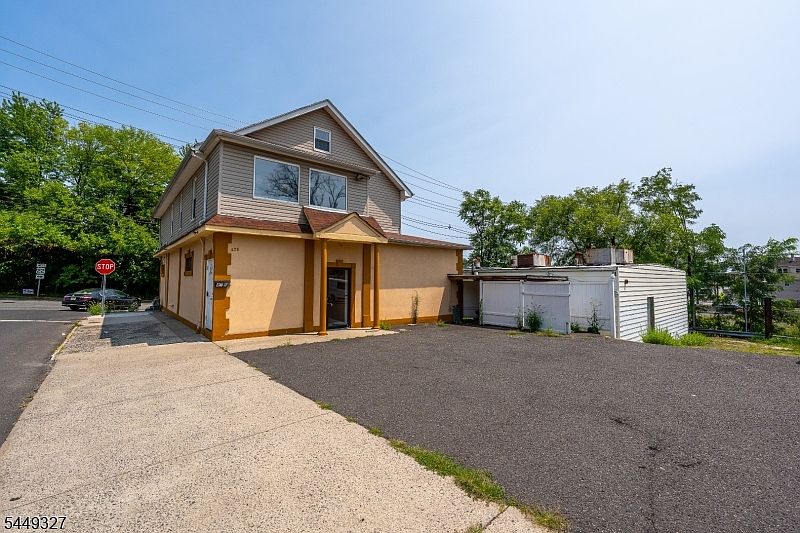 1st image of 476 Bloy St