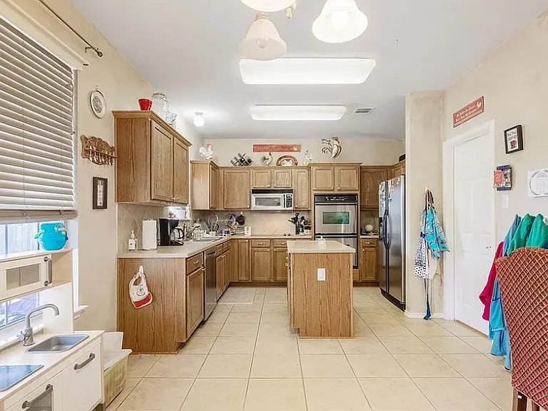 2426 Caroline Ct — Photo 22