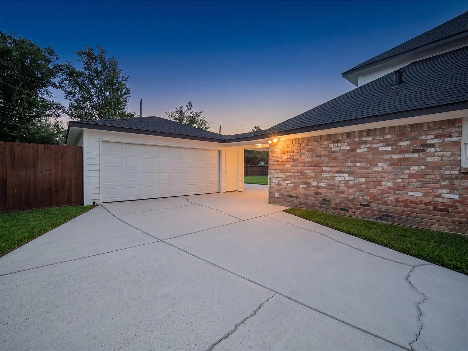 5 bed, 2.5 bath, 2833 sqft, $2,700 — Photo 3