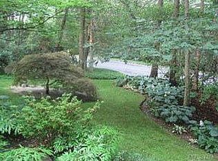 8 Cherry Ln, Syosset, NY 11791