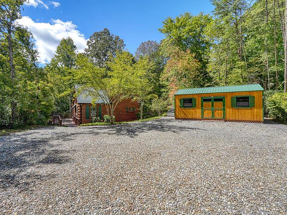 3rd image of 184 Beaver Ridge Rd