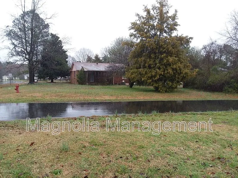 Building Photo - 104 Allen Cir