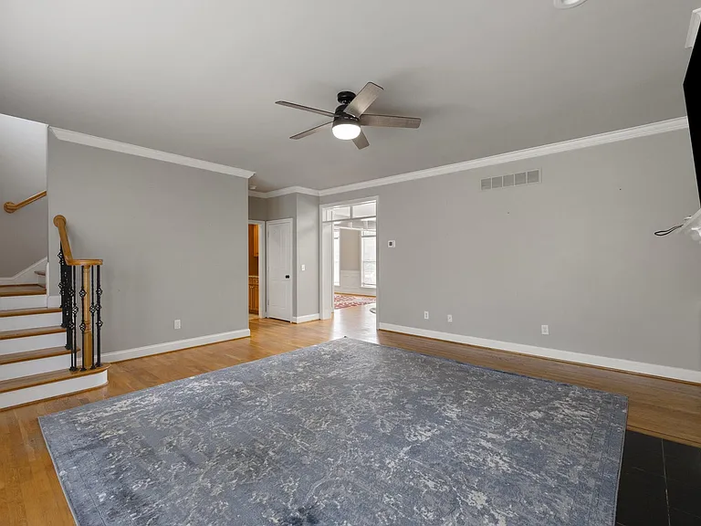 2128 Roswell Dr — Photo 6