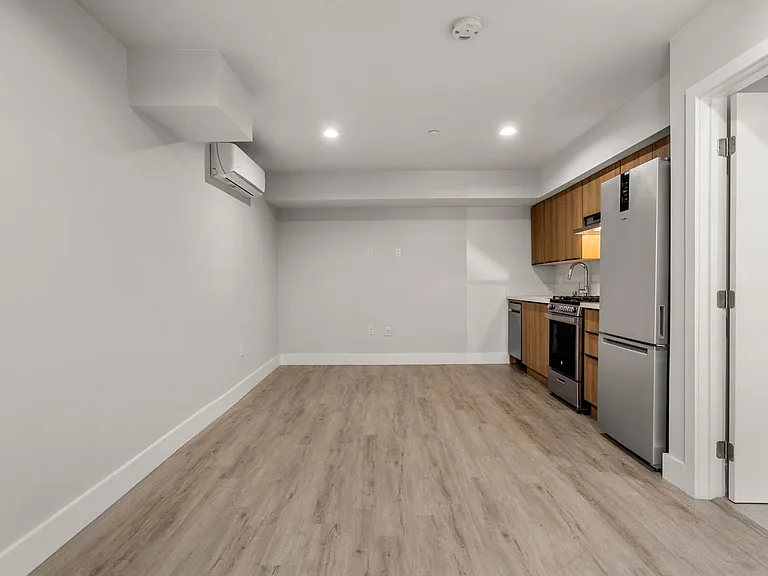 11516 Victory Blvd — Photo 45