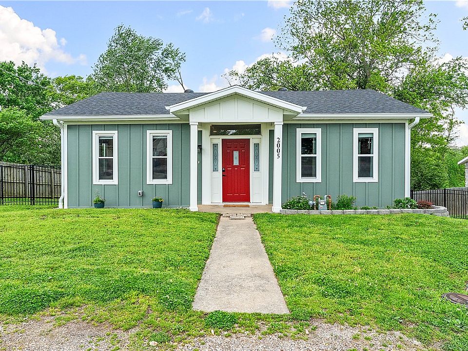 1st image of 2005 Oakwood Ave