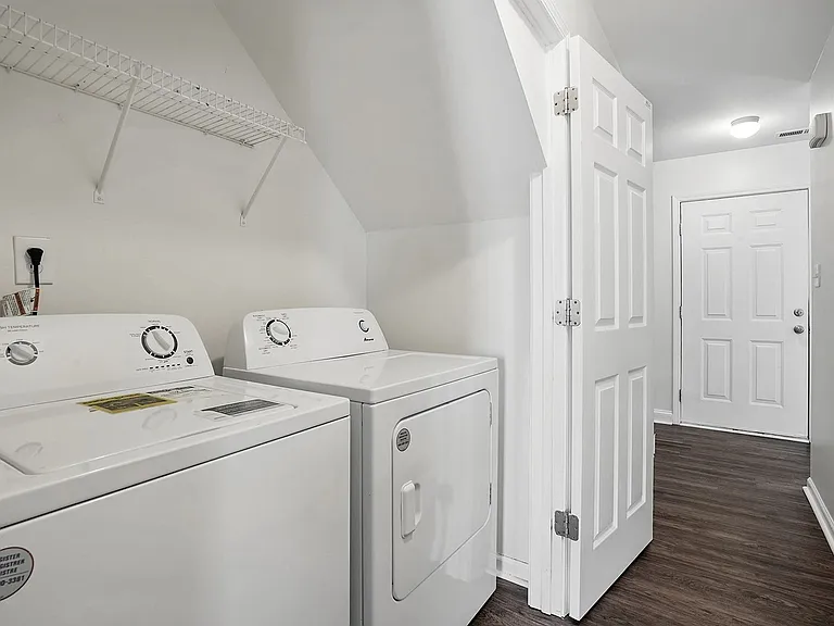 401 Whitehall Ct — Photo 20