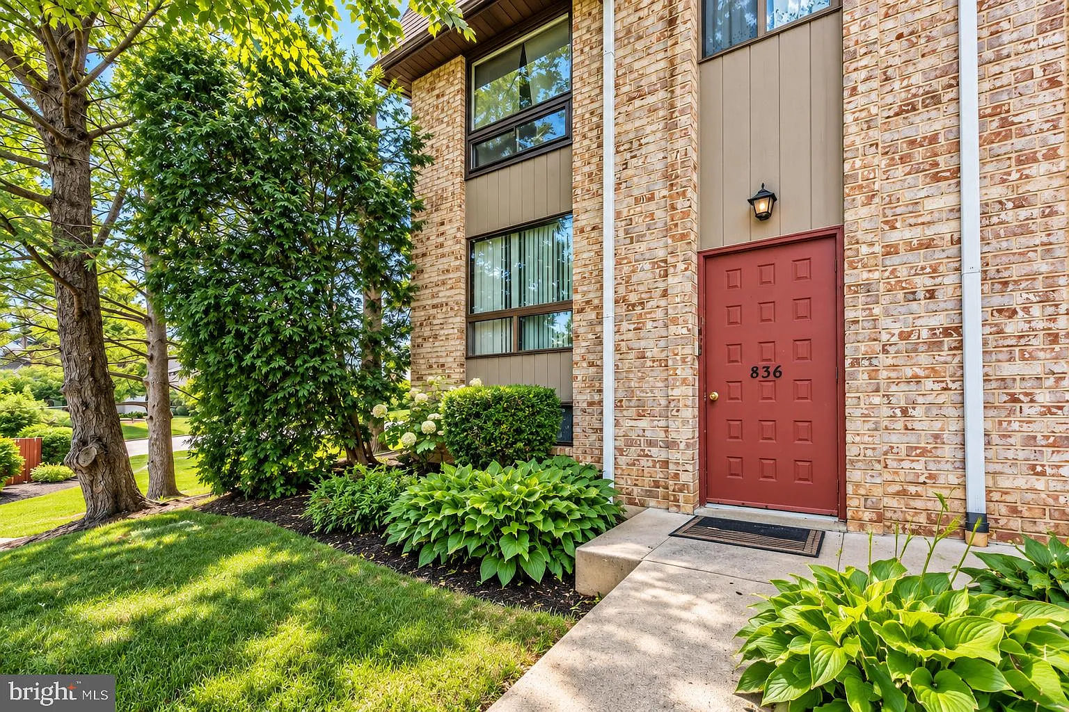 2 bed, 1.0 bath, 889 sqft, $1,975 — Photo 2