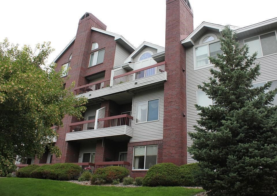 Welcome to your new home featuring expansive views of Edina's Centennial Park!  Enjoy the sound of live music coming from the amphitheater during the summer months.  Excellent location convenient to freeways, restaurants, shopping, and leisure!