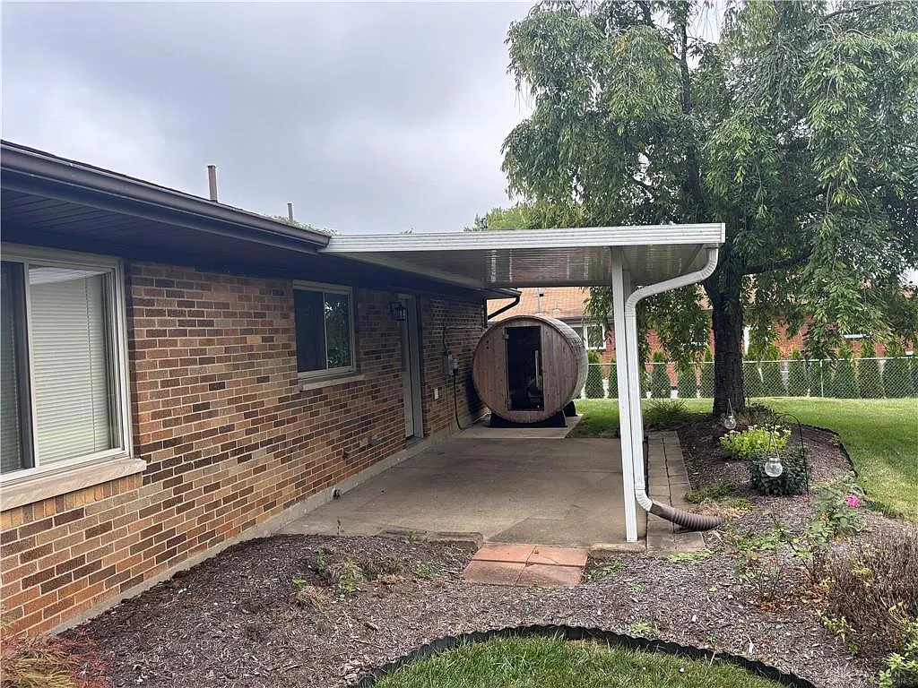 3 bed, 1.0 bath, 1244 sqft, $1,700 — Photo 3