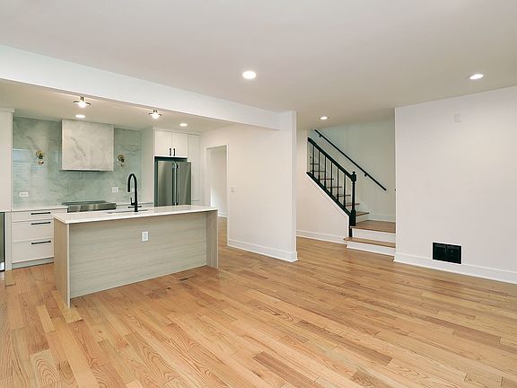 3rd image of 823 Suffield Sq