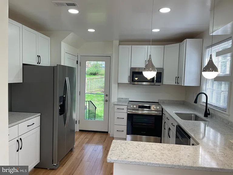 2924 Marshall St — Photo 3