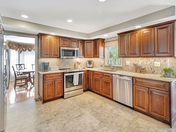 5th image of 7 Fieldstone Dr