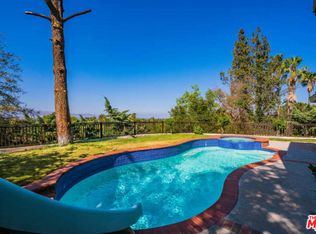 23204 Aetna St, Woodland Hills, CA 91367