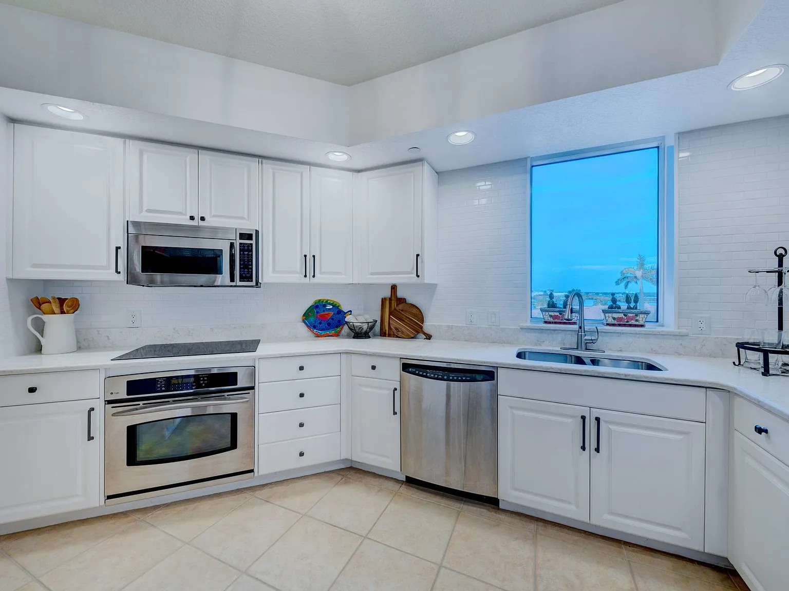 521 Mandalay Ave — Photo 4