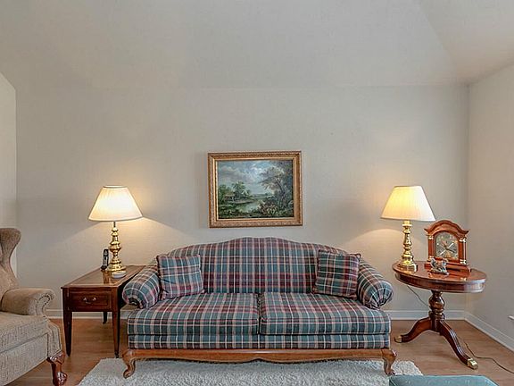 4th image of 111 Enfield Ct