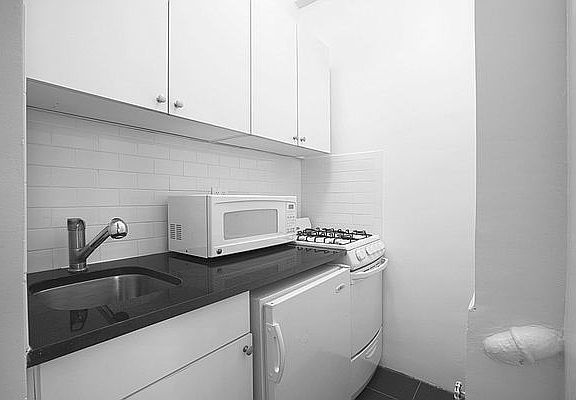 3rd image of 19 W 69th St APT 405