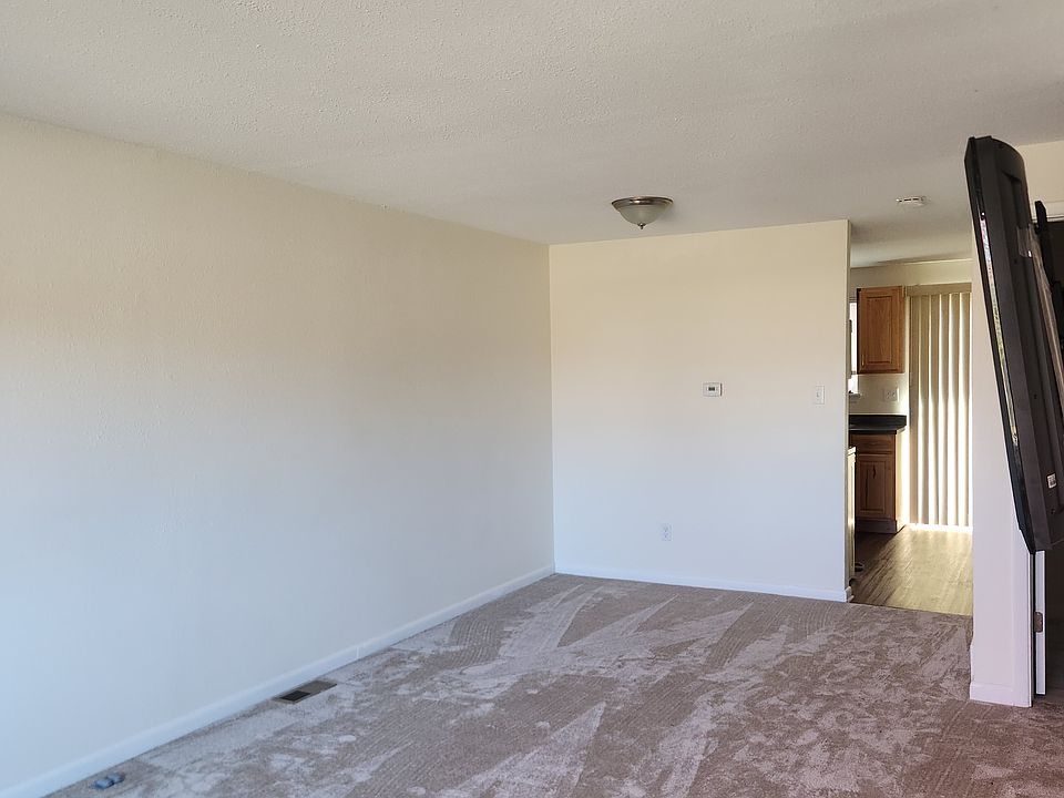 1st image of 366 Gladiola St