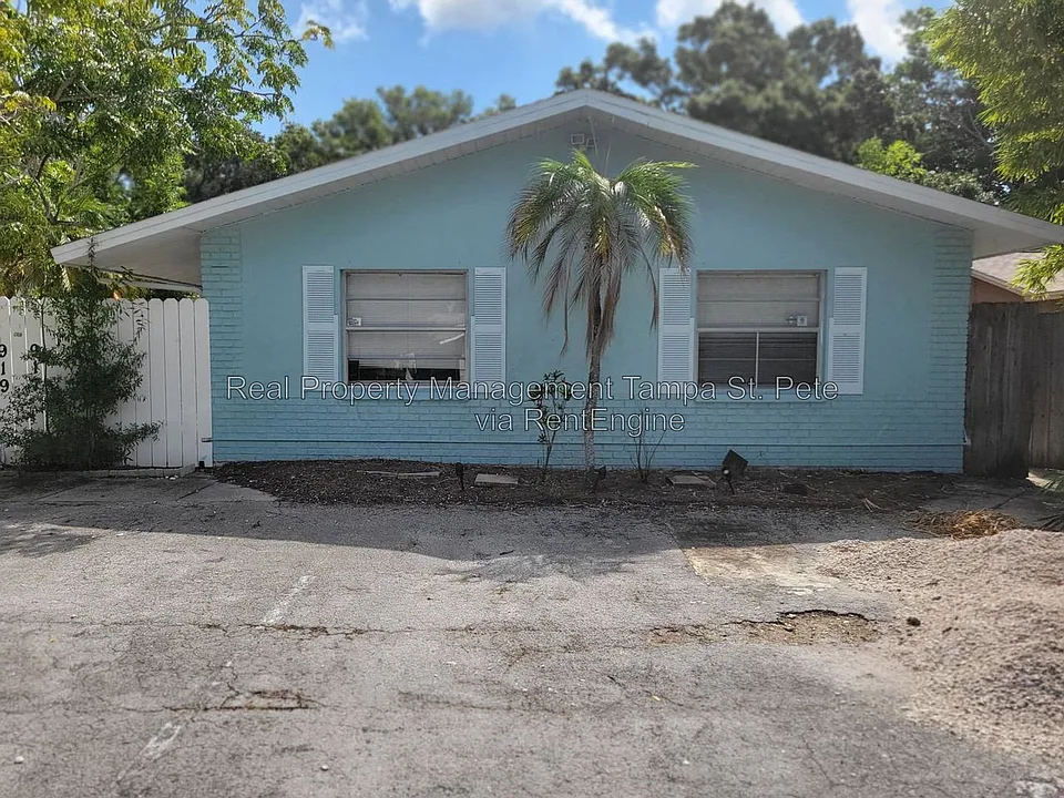917 Lake Palms Dr