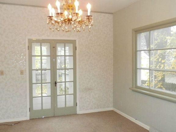 The dining room has south exposure.