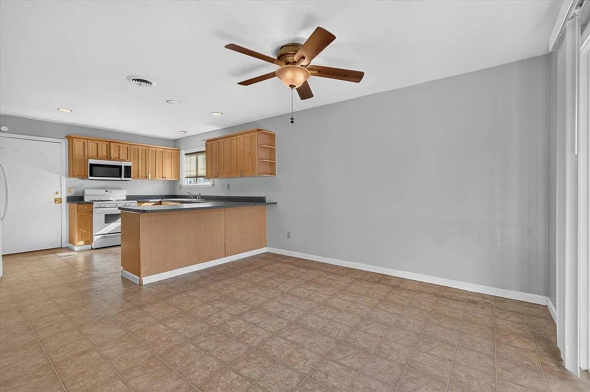 3 bed, 1440 sqft, $4,100 — Photo 3