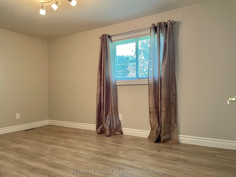 796 Arnold Cres #MAIN — Photo 12