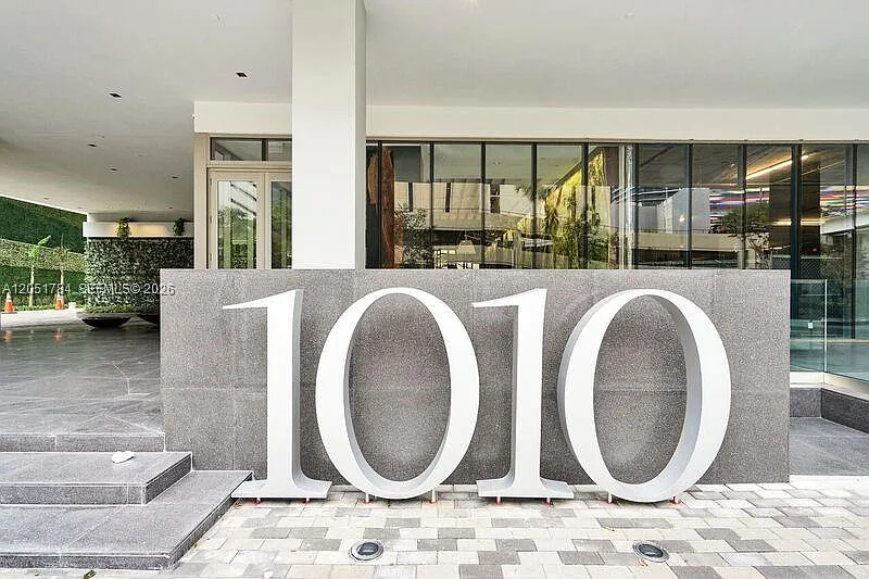 1010 Brickell Ave #1403