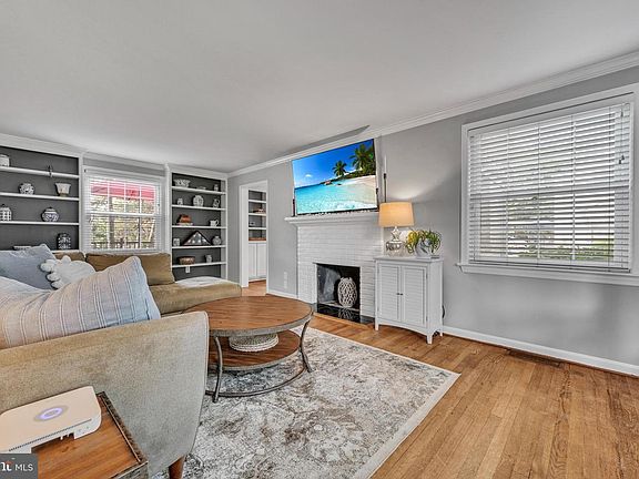 4th image of 30 Glen Moore Cir
