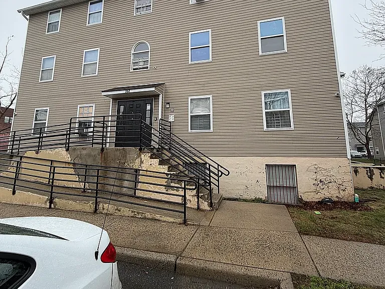 353 S 6th St #2A — Photo 1