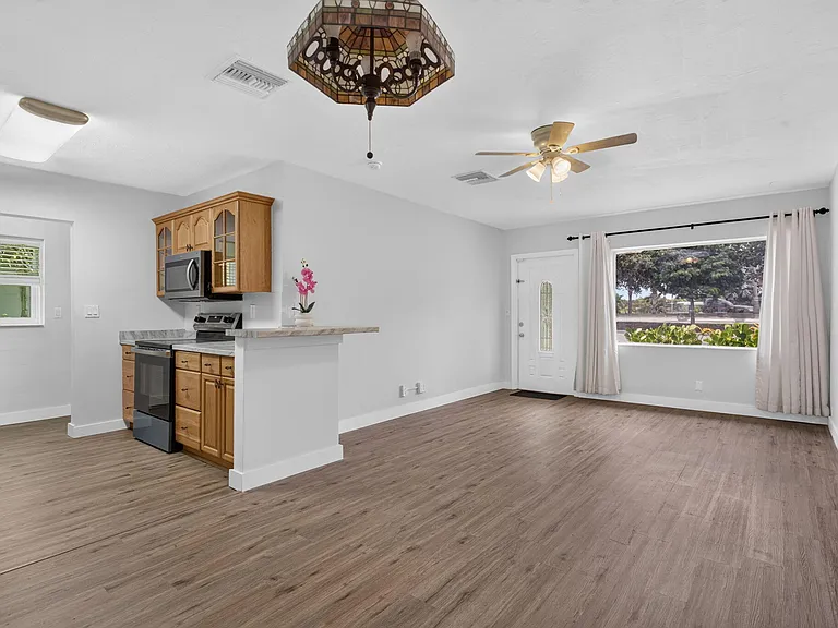 540 NE 61st Ct — Photo 10