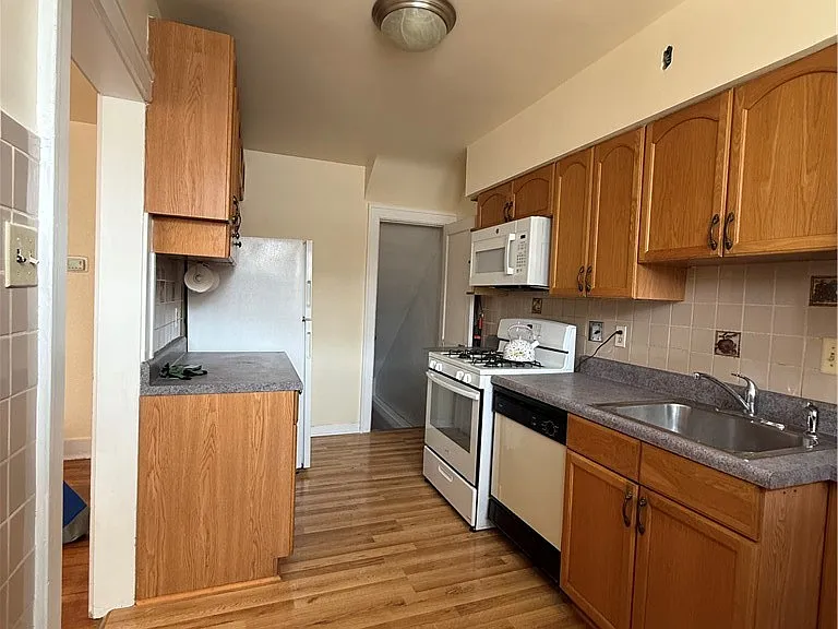 2332 Sherbrook St — Photo 33